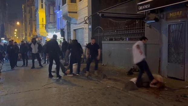 Taksim'de eğlence mekanı çıkışında tekme ve yumruklarla saldırdılar