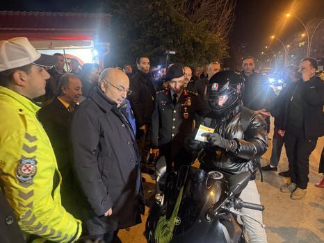 Adana'da yılbaşı gecesi 5 bin 555 polis sokaklarda huzuru sağladı