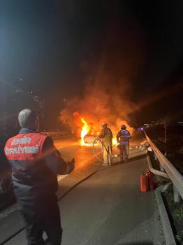 İzmir'de yeni yılın ilk dakikalarında otomobili alev alev yandı