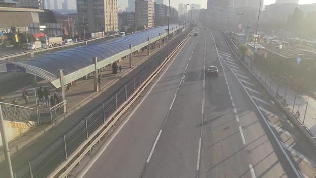 Yılın ilk günü İstanbul'da yollar boş kaldı