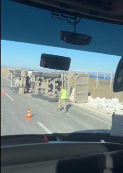 Siirt'te devrilen hafriyat yüklü kamyonun sürücüsü yaralandı