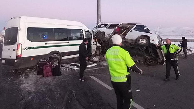 Kars’ta iki minibüs çarpıştı: 27 yaralı