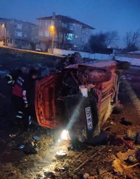 Direğe çarpıp, devrilen otomobilin ehliyetsiz ve alkollü sürücüsü yaralandı