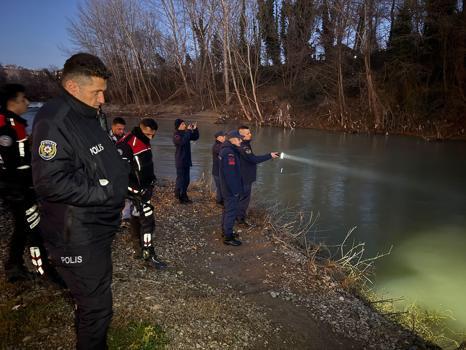 Bartın Irmağı’na giren yavru yunusun denize dönmesi için çalışma başlatıldı