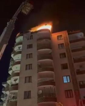 Diyarbakır'da terasta yakılan mangal, çatıda yangına yol açtı