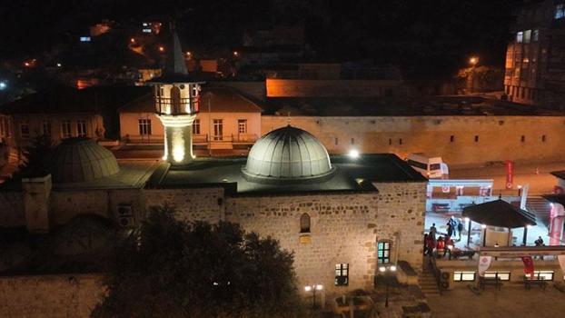 Depremde hasar alan Kanuni Sultan Süleyman Cami Regaip Kandili ile ibadete açıldı