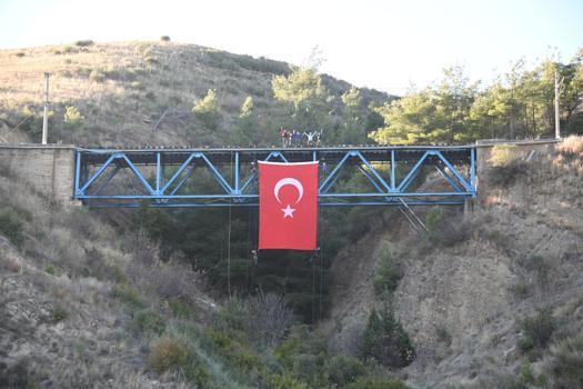 Kanlıgeçit tren köprüsünde kurtuluş şehitleri anısına Türk bayrağı dalgalandırdı