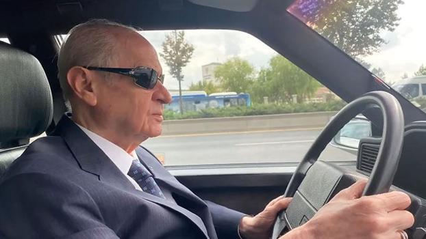 MHP, Bahçeli'nin klasik otomobilinde Ferdi Tayfur'u dinlediği anları paylaştı