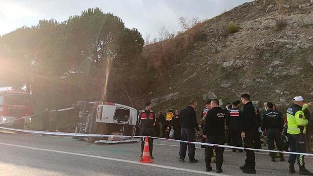 Balıkesir'de yolcu midibüsü otomobile çarptı; 2 ölü ve yaralılar var