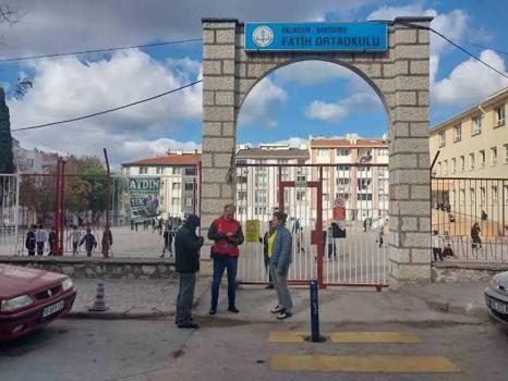 Bandırma'da polis ekipleri , okul önlerindeki kontrollerini sürdürüyor