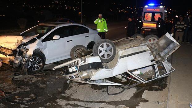 Tokat'ta 2 otomobilin karıştığı kaza kamerada; 1'i ağır 3 yaralı