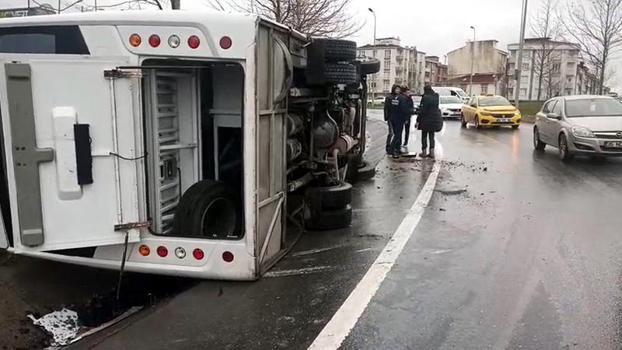 Esenyurt'ta şoförün hakimiyetini kaybettiği midibüs devrildi