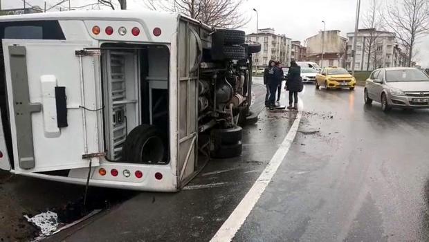 İstanbul- Esenyurt'ta şoförün hakimiyetini kaybettiği midibüs devrildi