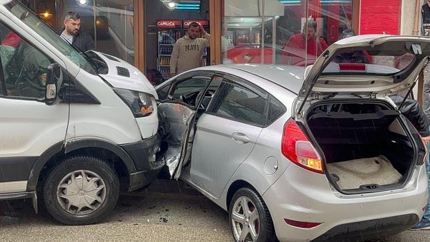 Polisten kaçan ehliyetsiz sürücü; önce kamyonete sonra duvara çarptı