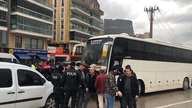 Maça giden taraftarlar arasında bıçaklı kavga; 2 yaralı