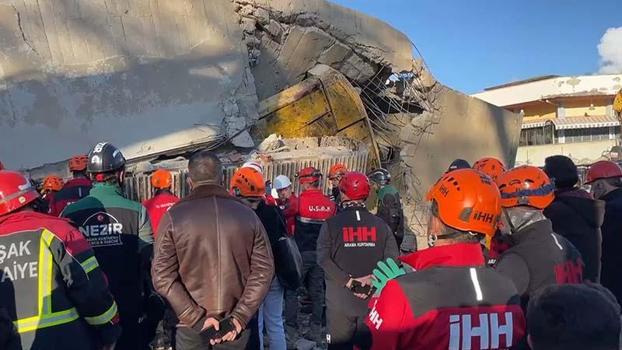 Uşak'ta yıkım sırasında iş makinesi operatörü göçük altında kaldı