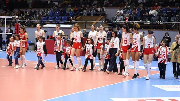 Aras Kargo Spor Kulübü, soğan torbasından file yaparak voleybol oynayan çocukları ağırladı