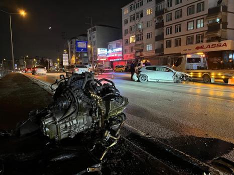 Alkollü sürücünün karıştığı kazada otomobilin motoru koptu: 2 yaralı