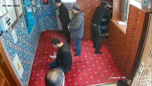 İstanbul-Beyoğlu’nda camide namaz kılıyor gibi yapıp ayakkabı çaldı