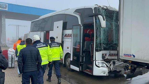 Yolcu otobüsü, önündeki TIR'a çarptı: 8 yaralı