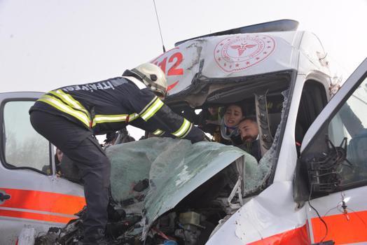 Kaza ihbarına giden ambulans, TIR'a çarptı; 3 sağlık görevlisi yaralı