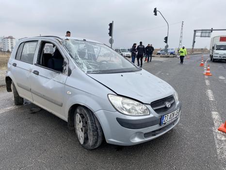 Elazığ’da hafif ticari araç ile otomobil çarpıştı: 3 yaralı