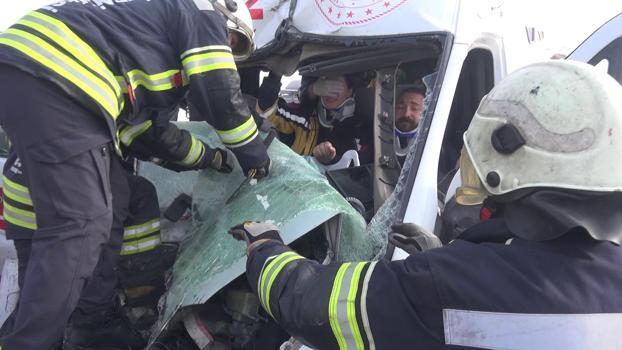 Kaza ihbarına giden ambulans, TIR'a çarptı; 3 sağlık görevlisi yaralı / Ek fotoğraflar