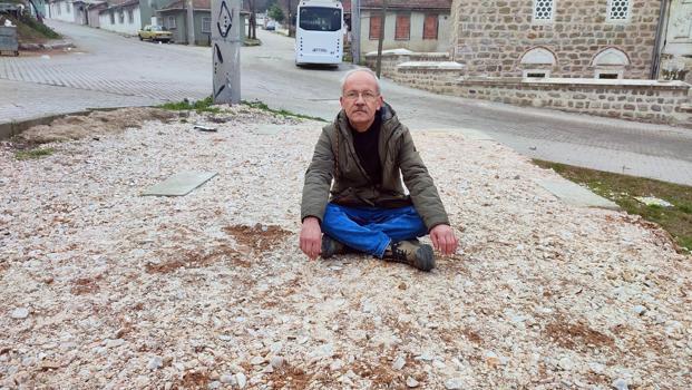 Edirne'de hizmet binası isteyen muhtar, temeli atılıp bırakılan alanda oturma eylemi yaptı