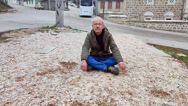 Edirne'de hizmet binası isteyen muhtar, temeli atılıp bırakılan alanda oturma eylemi yaptı