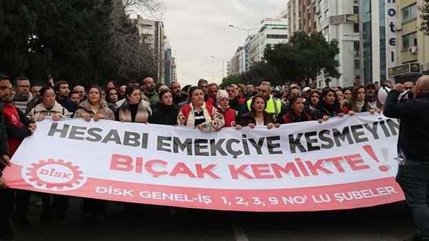 İzmir Büyükşehir Belediyesi'nde maaşları kesintiye uğrayan işçilerden eylem