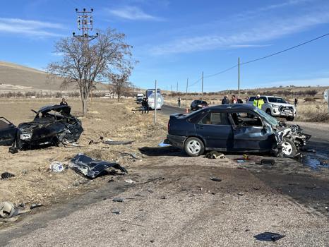 Nevşehir'de otomobiller çarpıştı; baba ile oğlu öldü, 4 yaralı