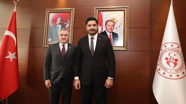 Bakan Bak, Türkiye Güreş Federasyonu Başkanı Taha Akgül’ü makamında kabul etti