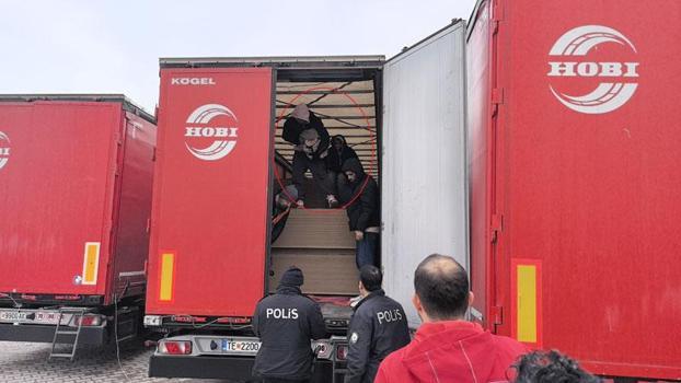 İran uyruklu 3 kaçak göçmen, TIR'ın dorsesindeki suntaların arasında yakalandı