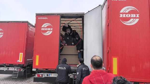 İran uyruklu 3 kaçak göçmen, TIR'ın dorsesindeki suntaların arasında yakalandı