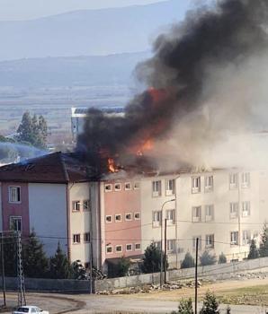 Hatay'da okulun çatısında yangın çıktı