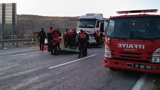 Adıyaman'da akaryakıt tankeri ile otomobil çarpıştı: 3 ölü, 4 yaralı