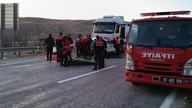 Adıyaman'da akaryakıt tankeri ile otomobil çarpıştı: 3 ölü, 4 yaralı