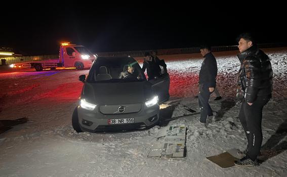 Drift için cipiyle çıktığı Erciyes'te piste saplandı