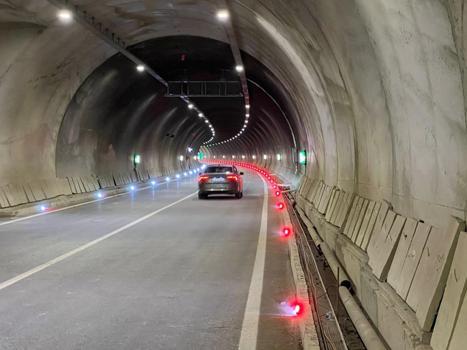 Yüksekova'da 3 bin 965 metrelik Yeni Köprü Tüneli, araç trafiğine açıldı