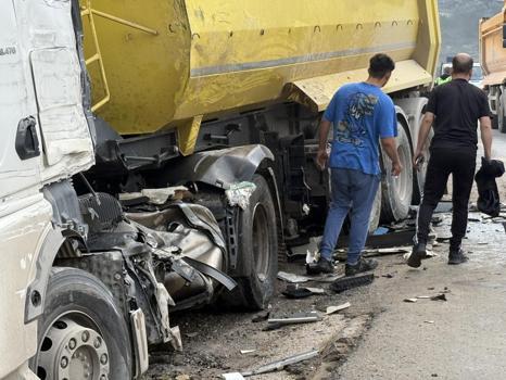 Bodrum'da 2 hafriyat kamyonu çarpıştı; 1 şoför ağır yaralı