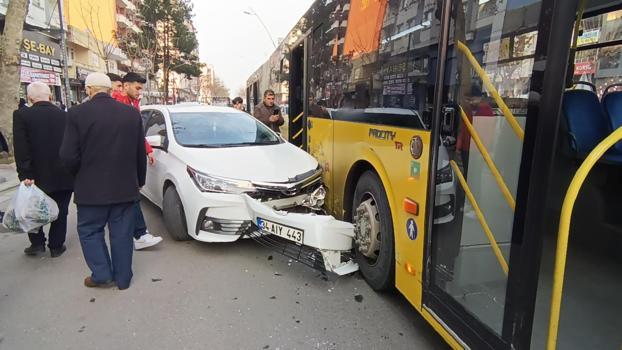 Batman’da şehir içi yolcu otobüsü ile otomobil çarpıştı