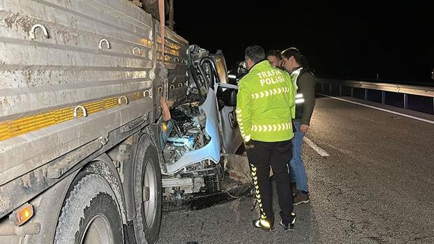 Kamyonet, çarptığı TIR’ın dorsesinde 100 metre sürüklendi; 1 ölü, 1 yaralı