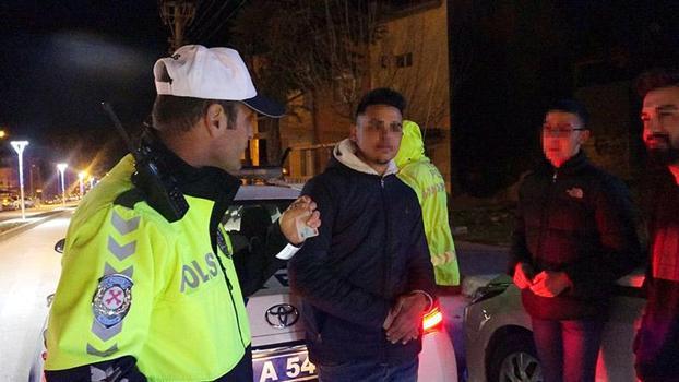 Trafik polisinden motosikletli gençlere 'Ananızı, babanızı düşünün' uyarısı