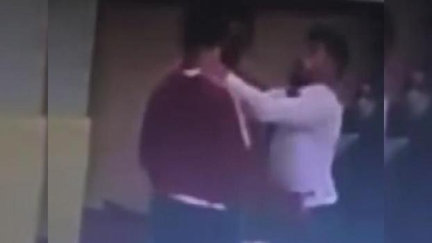 Turnuvada hakem, tartıştığı antrenöre kafa attı; o anlar kamerada