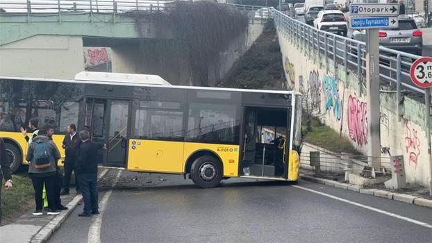 Beyoğlu'nda İETT otobüsü kaza yaptı, yol trafiğe kapandı