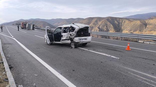 Kamyonet, hafif ticari araca çarptı: 4’ü jandarma 5 yaralı