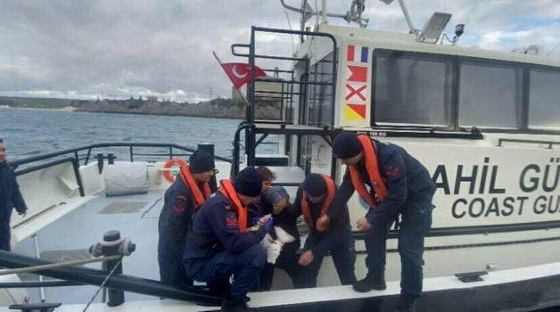 Çanakkale'de omzu çıkan kadına Sahil Güvenlik botu ile tahliye edildi