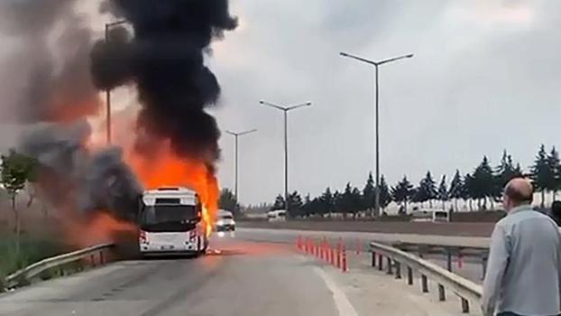 Seyir halindeyken alev alan belediye otobüsü yandı