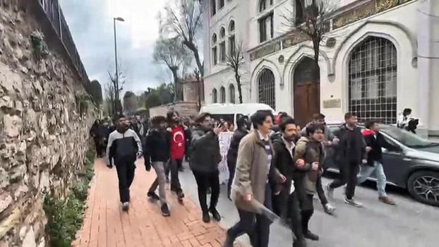 İstanbul Üniversitesi'nde izinsiz yürüyüşe polis müdahale etti