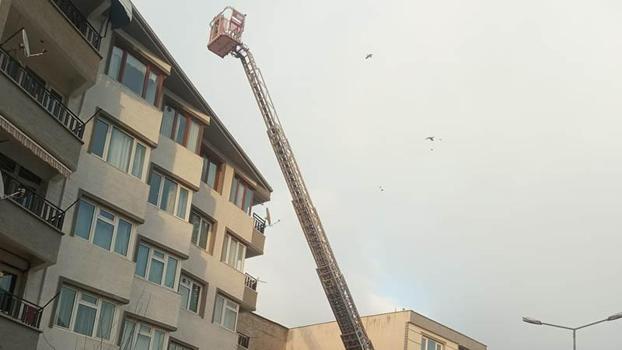 Bursa'da rüzgarla havalanan çatı, yan binanın üzerine uçtu